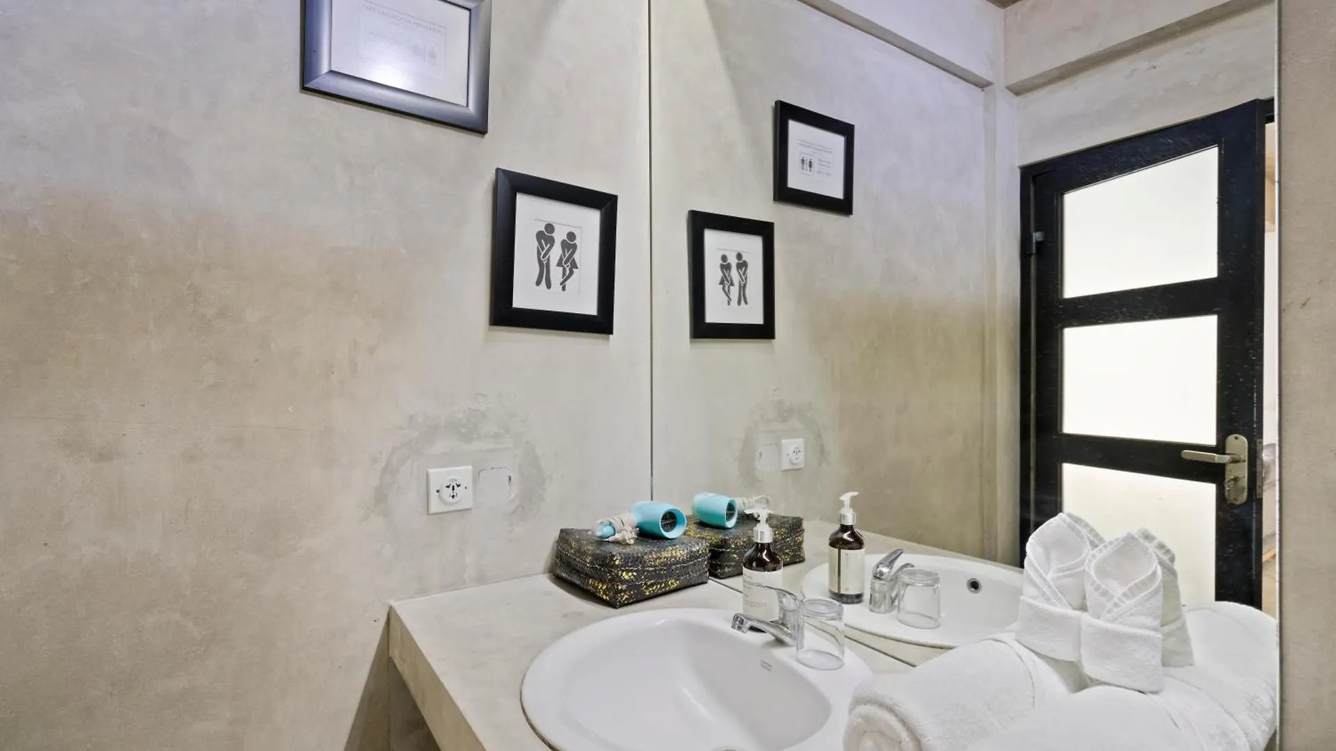 Modern Apartment With Shared Pool - By The Beach 塞米亚克 0*,  印尼
